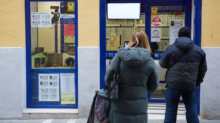Venta de Lotería de Navidad en la administración número 10 de Pamplona. IÑIGO ALZUGARAY