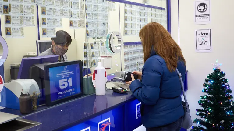 Venta de Lotería de Navidad en la administración número 10 de Pamplona. IÑIGO ALZUGARAY