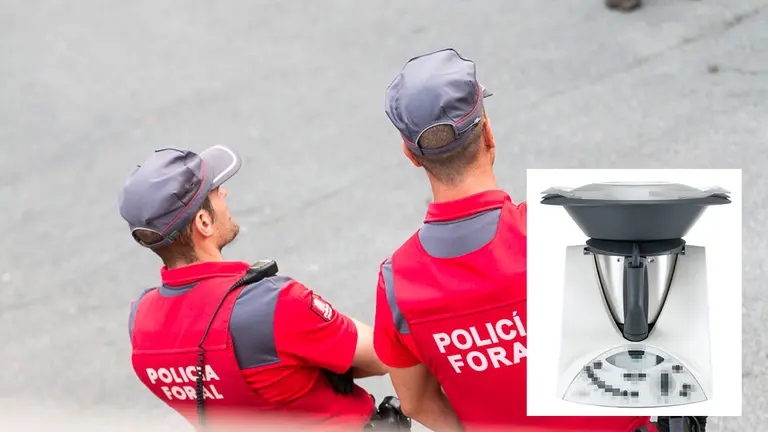 Dos agentes de la Policía Foral junto a uno de los robots de cocina. POLICÍA FORAL