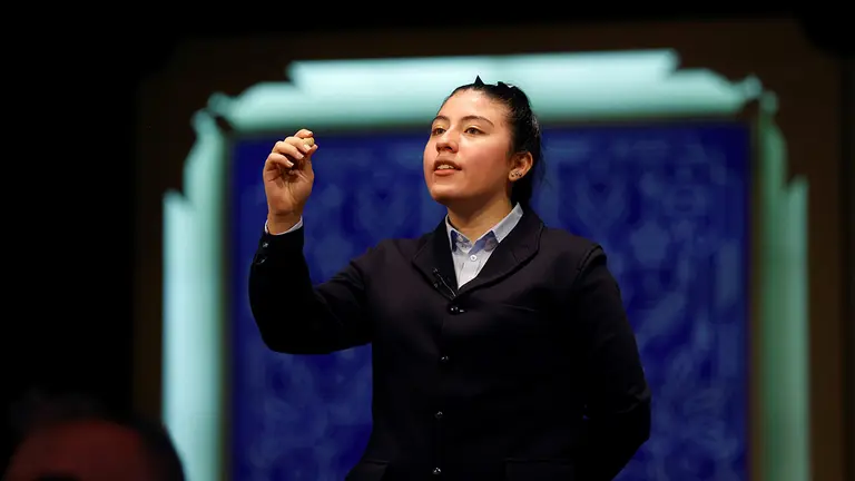 Una niña del Colegio de San Ildefonso canta uno de los quintos premios del sorteo de la Lotería de Navidad celebrado en el Teatro Real de Madrid este miércoles. EFE/ Juan Carlos Hidalgo