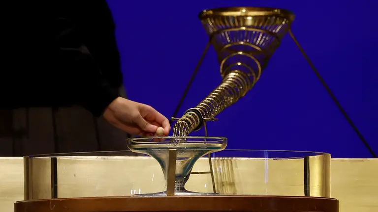 GRAF1077. MADRID, 22/12/2021.- Una niña del Colegio de San Ildefonso coge uno de los números de la Lotería de Navidad celebrado en el Teatro Real de Madrid este miércoles. EFE/ Juan Carlos Hidalgo
