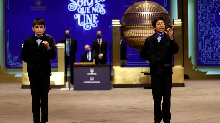 Los niños del Colegio de San Ildefonso cantan el cuarto premio del sorteo de la Lotería de Navidad celebrado en el Teatro Real de Madrid este miércoles. EFE/ Juan Carlos Hidalgo