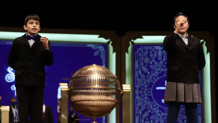 Dos de los niños de la residencia de San Ildefonso cantan uno de los quintos premios al número 92.052, durante la celebración del Sorteo Extraordinario de la Lotería de Navidad 2021 en el Teatro Real de Madrid, a 22 de diciembre de 2021, en Madrid, (España). A diferencia del año pasado en el que la evolución de la pandemia hizo imposible la presencia de público, el sorteo de 2021 se celebra con aforo reducido de público. En esta edición se repartirán un total de 2.408 millones de euros en premios, la misma cantidad que en 2020. Entre los premios repartidos por la Lotería de Navidad destaca el popularmente conocido como 'Gordo' de Navidad, el primer premio, de 400.000 euros al décimo.
22 DICIEMBRE 2021;NAVIDAD;LOTERIA;TEATRO REAL;MADRID
Eduardo Parra / Europa Press
22/12/2021