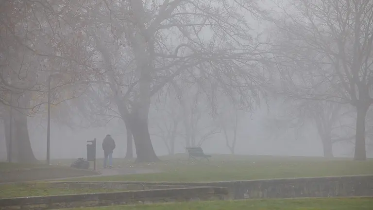 Una persona cruza la Vuelta del Castillo bajo la niebla.
Pamplona encadena dos semanas seguidas amaneciendo bajo una densa niebla. IÑIGO ALZUGARAY