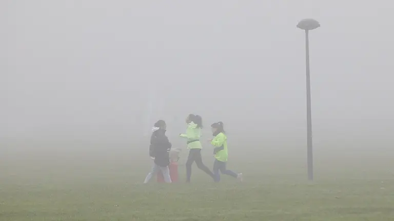 Pamplona encadena dos semanas seguidas amaneciendo bajo una densa niebla. IÑIGO ALZUGARAY