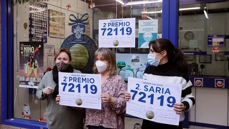 GRAF1174. BASAURI (VIZCAYA), 22/12/2021.- El segundo premio del Sorteo Extraordinario de la Lotería de Navidad, el 72.119, ha caído este miércoles íntegro en Basauri (Bizkaia), en la administración ubicada en la calle Nagusia 9, y ha sido vendido en su mayor parte al club de balonmano de esta localidad. EFE/Luis Tejido
