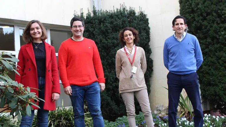 Carolina Nolasco, alumna, y los investigadores del grupo de Principios Matemáticos de Tecnun, la Escuela de Ingeniería de la Universidad de Navarra Xabier Insausti, Marta de Zárraga y Jesús Gutiérrez. UNAV