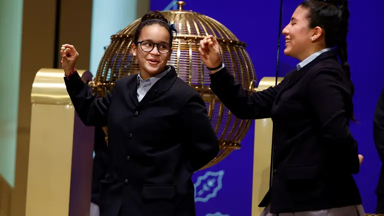 Los niños del Colegio de San Ildefonso cantan el primer premio al 86148 del sorteo de la Lotería de Navidad celebrado en el Teatro Real de Madrid este miércoles. EFE/ Juan Carlos Hidalgo