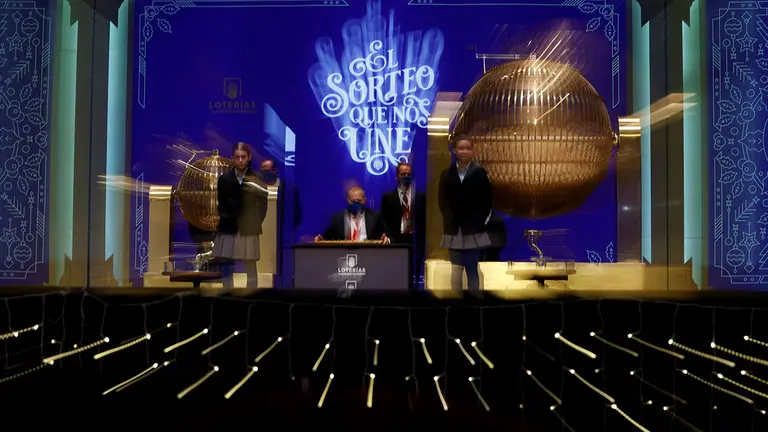 Las niñas del Colegio de San Ildefonso canta los premios del sorteo de la Lotería de Navidad celebrado en el Teatro Real de Madrid este miércoles. EFE/ Juan Carlos Hidalgo