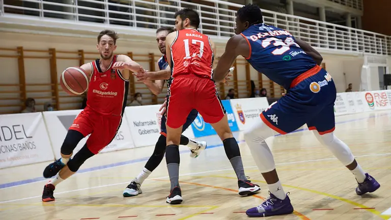 Partido correspondiente a la jornada 11 de la Liga LEB Plata entre Basket Navarra y Tizona Burgos disputado en el pabell&oacute;n Arrosad&iacute;a de Pamplona. I&Ntilde;IGO ALZUGARAY