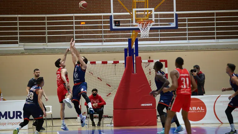 Partido correspondiente a la jornada 11 de la Liga LEB Plata entre Basket Navarra y Tizona Burgos disputado en el pabell&oacute;n Arrosad&iacute;a de Pamplona. I&Ntilde;IGO ALZUGARAY