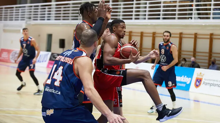 Partido correspondiente a la jornada 11 de la Liga LEB Plata entre Basket Navarra y Tizona Burgos disputado en el pabell&oacute;n Arrosad&iacute;a de Pamplona. I&Ntilde;IGO ALZUGARAY
