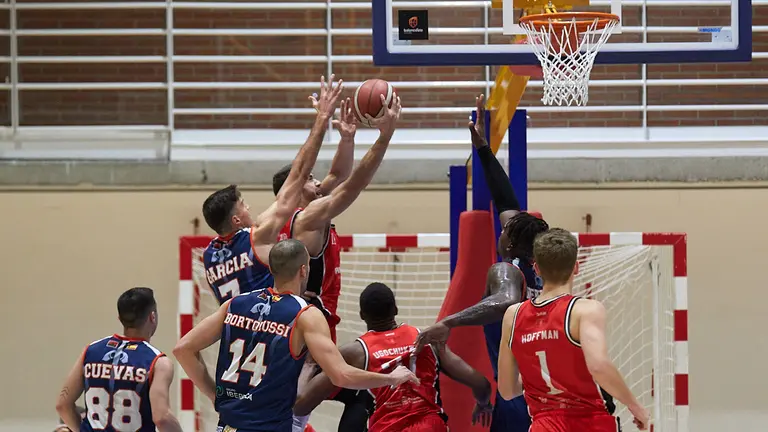 Partido correspondiente a la jornada 11 de la Liga LEB Plata entre Basket Navarra y Tizona Burgos disputado en el pabellón Arrosadía de Pamplona. IÑIGO ALZUGARAY