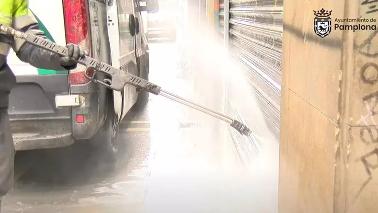 El Ayuntamiento de Pamplona desarrolla una campaña de limpieza especial en elementos verticales, mobiliario urbano y alumbrado público del Casco Antiguo. AYUNTAMIENTO DE PAMPLONA