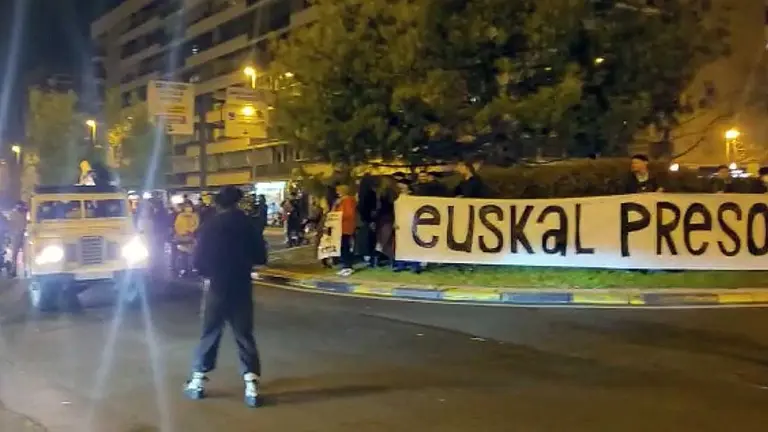 Una pancarta en favor de los presos terroristas de ETA ha dado la bienvenida al Olentzero del barrio de Iturrama.