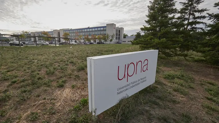 Letrero de la UPNA en las instalaciones de la Universidad. Eduardo Sanz (Europa Press)