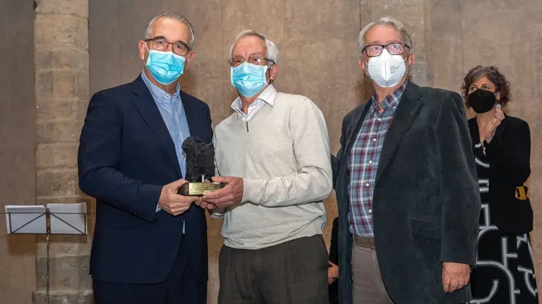 El cantero Cesáreo Soule recibe el séptimo premio Txondorra Carbón Vegetal de manos del alcalde de Pamplona, Enrique Maya. AYUNTAMIENTO DE PAMPLONA