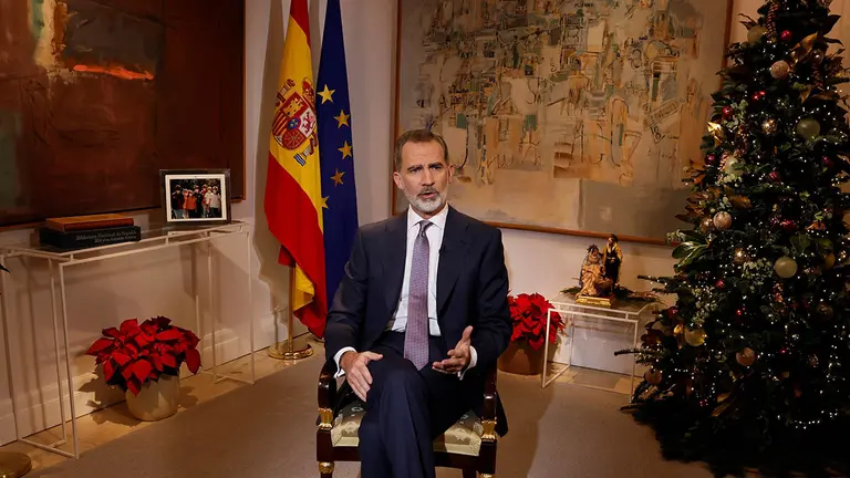 El Rey Felipe VI ofrece su tradicional discurso de Nochebuena desde el Palacio de la Zarzuela.