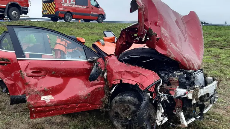 El conductor de un vehículo ha resultado herido grave tras sufrir una salida de vía en la autovía A-12, en el término de Los Arcos. BOMBEROS DE NAVARRA