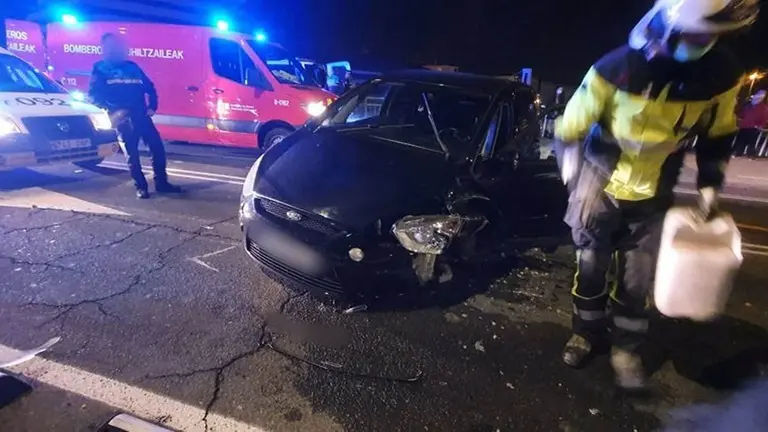 Un herido en un choque frontal entre dos vehículos sobre un puente en Pamplona. BOMBEROS DE NAVARRA