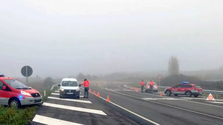 Agentes de la Policía Foral advierten a los conductores de la importancia de las luces de niebla en la NA-122 en Allo.