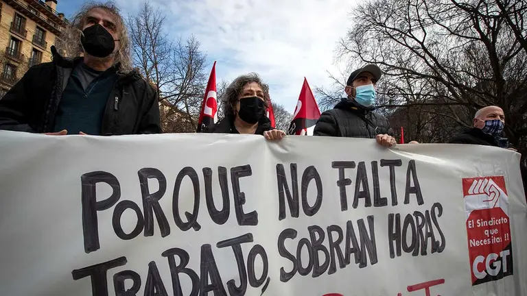 Miembros del sindicato CGT durante la concentración que han llevado a cabo este domingo ante el Parlamento de Navarra en Pamplona para reivindicar del reparto del trabajo con el objetivo de reducir el desempleo. EFE/ Villar López