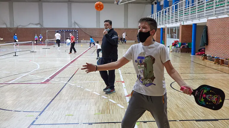 La Asociación Pickleball Navarra presenta un nuevo deporte de raqueta llamado Pickleball en una jornada de puertas abiertas en las instalaciones deportivas de Zizur Mayor. Se trata de un deporte inclusivo, muy accesible a personas con o sin discapacidad física o psíquica de diferentes edades y sexo. El Pickleball combina elementos del tenis, pádel, bádminton y ping pong. IÑIGO ALZUGARAY