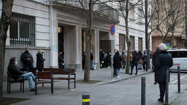Varias personas esperan en la calle para ser atendidas en el Ambulatorio Doctor San Martín de Pamplona debido a alta incidencia de casos de covid-19 registrada en Navarra en los últimos días junto a la alta demanda de test de antígenos en las farmacias en los días previos a las fiestas de Navidad. EFE/ Villar López