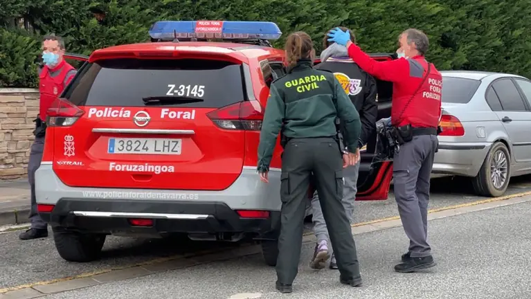 Miembros de la Policía Foral y la Guardia Civil detienen a dos hombres por allanamiento de morada en Berrioplano. GUARDIA CIVIL