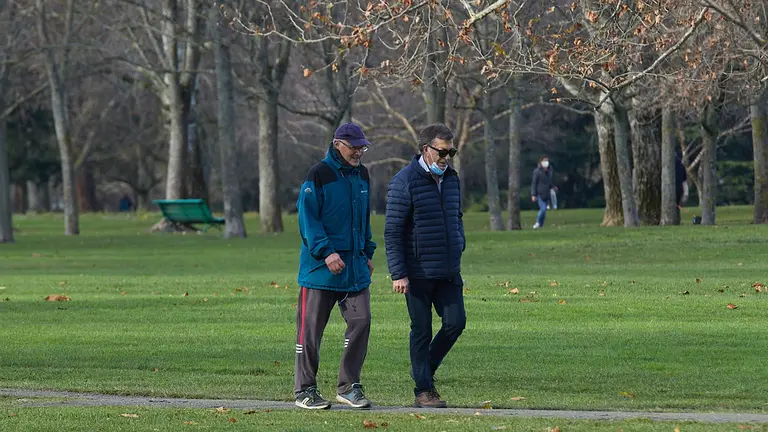 Dos personas pasean por la Vuelta del Castillo de Pamplona tras la recuperaci&oacute;n de la obligatoriedad del uso de las mascarillas en exteriores. I&Ntilde;IGO ALZUGARAY