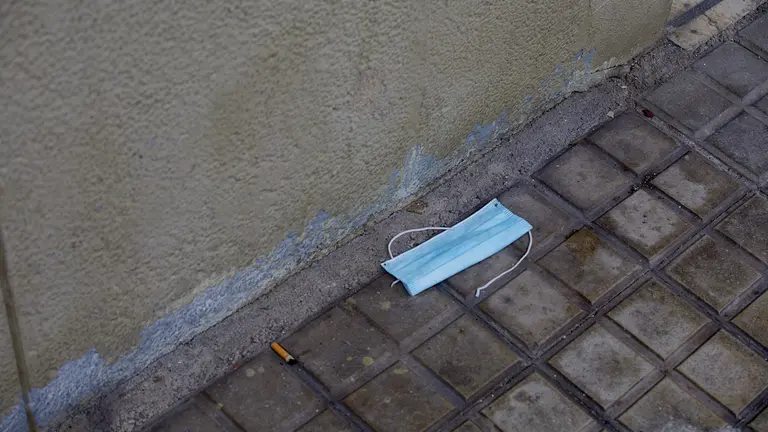 Una mascarilla tirada en el suelo en una calle de Pamplona. IÑIGO ALZUGARAY