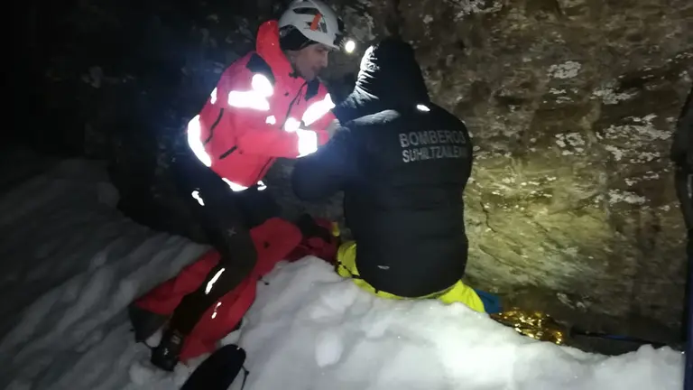 Momento en el que encuentran al monta&ntilde;ero y le colocan ropa de abrigo. BOMBEROS DE NAVARRA