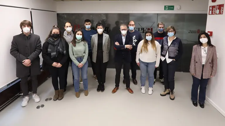 El director general de CPEN, Francisco Fernándezy la directora de Recursos Humanos, Teresa Minondo, han recibido a una representación de estudiantes de FP Dual. CPEN