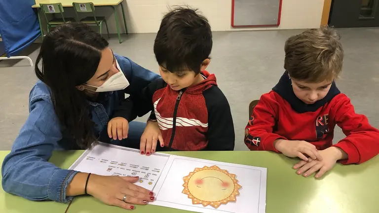Profesional y niños de ANA en la asamblea. CEDIDA