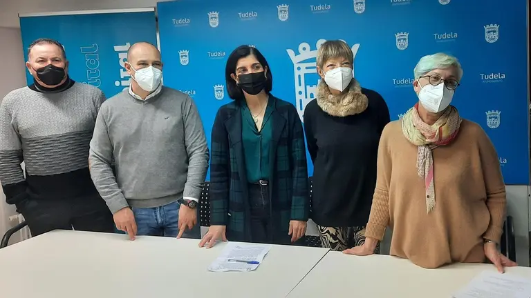 La edil de Cultura, Merche Añón, la archivera municipal, Beatriz Pérez, la coordinadora del proyecto, Rosario Abascal, y los directores técnicos, Francisco Santos Escribano y Manuel Santos Burgaleta. CEDIDA