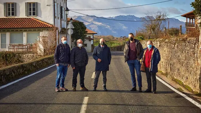 Las autoridades recorren la salida de la carretera desde la localidad. GOBIERNO DE NAVARRA