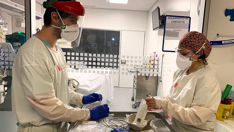 Dos profesionales de la Enfermería en el Hospital Universitario de Navarra. CEDIDA