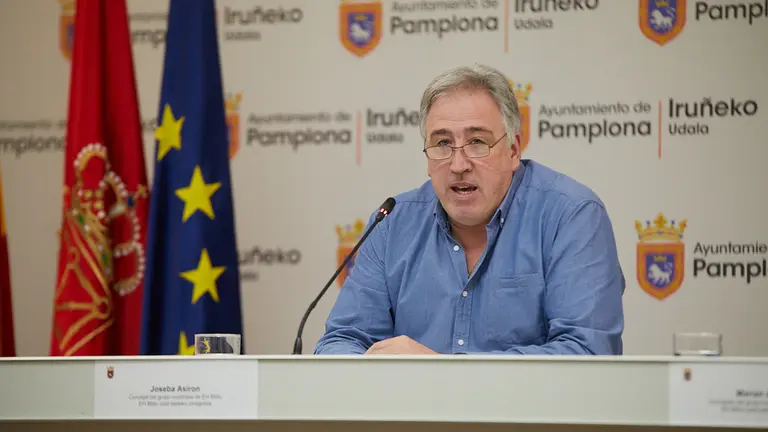 El portavoz de EH Bildu en el Ayuntamiento de Pamplona, Joseba Asiron, ofrece una rueda de prensa junto a la concejal Marian Aldaia para explicar los planteamientos del grupo municipal con vistas al debate presupuestario en el próximo pleno. IÑIGO ALZUGARAY