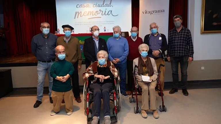 Presentación de los resultados del proyecto “Casa, ciudad, memoria” en el salón de actos de la Casa Misericordia de Pamplona con la presencia de los residentes que han participado. IÑIGO ALZUGARAY