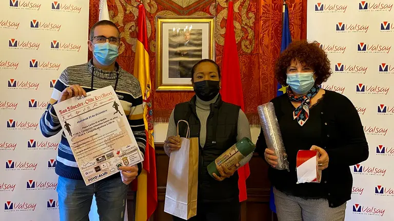 De izq. a dcha. David Valencia (Dirección de Valsay Sistemas de Embalaje), Angelica Reina (Concejala de deportes) y Maite Garbayo (Alcaldesa de Olite). CEDIDA
