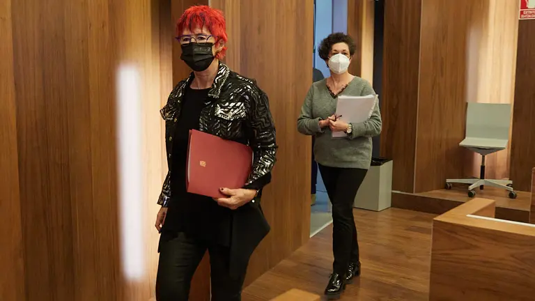 La consejera de Salud, Santos Induráin, analiza la situación epidemiológica y sanitaria de Navarra, acompañada por el director general de Salud, Carlos Artundo, y la directora gerente del Instituto de Salud Pública y Laboral de Navarra, Mª Ángeles Nuin Villanueva. IÑIGO ALZUGARAY