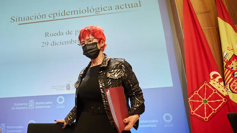 La consejera de Salud, Santos Induráin, analiza la situación epidemiológica y sanitaria de Navarra, acompañada por el director general de Salud, Carlos Artundo, y la directora gerente del Instituto de Salud Pública y Laboral de Navarra, Mª Ángeles Nuin Villanueva. IÑIGO ALZUGARAY