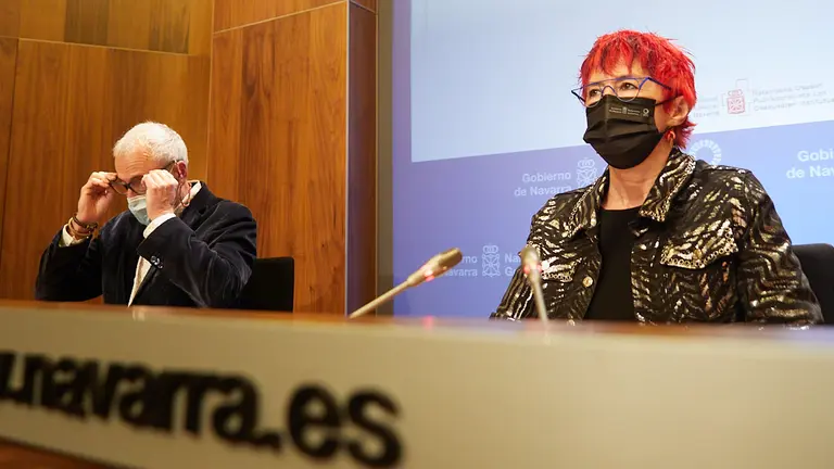 La consejera de Salud, Santos Induráin, analiza la situación epidemiológica y sanitaria de Navarra, acompañada por el director general de Salud, Carlos Artundo, y la directora gerente del Instituto de Salud Pública y Laboral de Navarra, Mª Ángeles Nuin Villanueva. IÑIGO ALZUGARAY