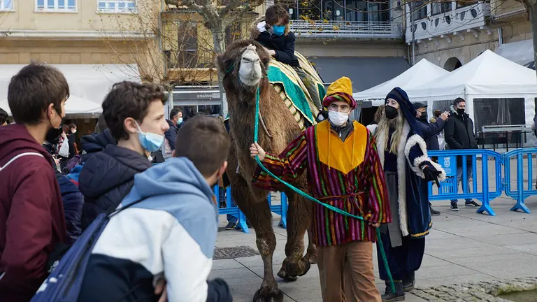 Niños y niñas dan un paseo montados en las Dromedarias Reales en la Plaza de Castillo de Pamplona acompañados por los pajes de SS.MM. Los Reyes Magos. IÑIGO ALZUGARAY
