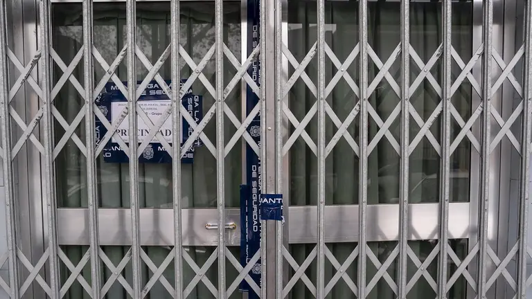 Aviso de precintado de la Jefatura Superior de Policía en la fachada del bar Freiduría La Espuela, donde fueron encontrados dos cadáveres en Parla.A. Pérez Meca - Europa Press