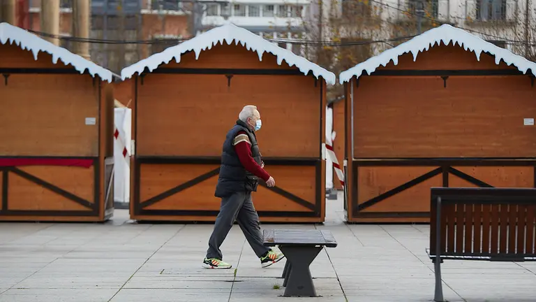 Un hombre cruza la Plaza del Castillo de Pamplona tras la recuperación de la obligatoriedad del uso de las mascarillas en exteriores. IÑIGO ALZUGARAY