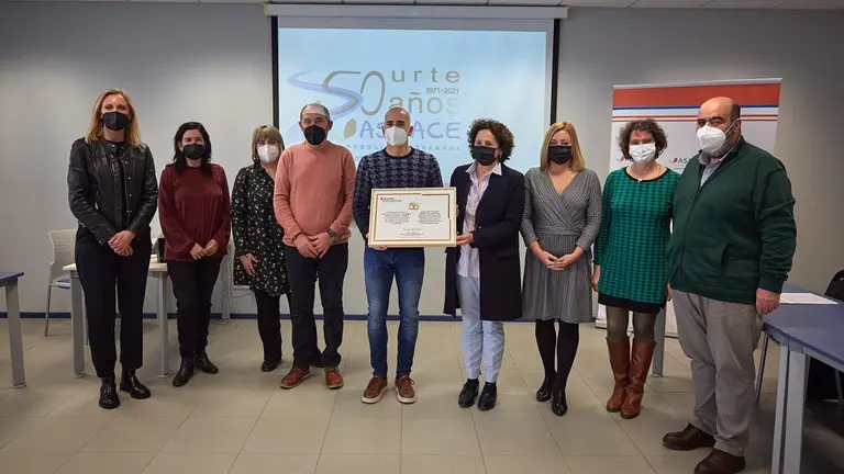 La consejera de Derechos Sociales, Carmen Maeztu, entrega un diploma de recuerdo del 50 aniversario al presidente de Aspace, David Erice - GOBIERNO DE NAVARRA