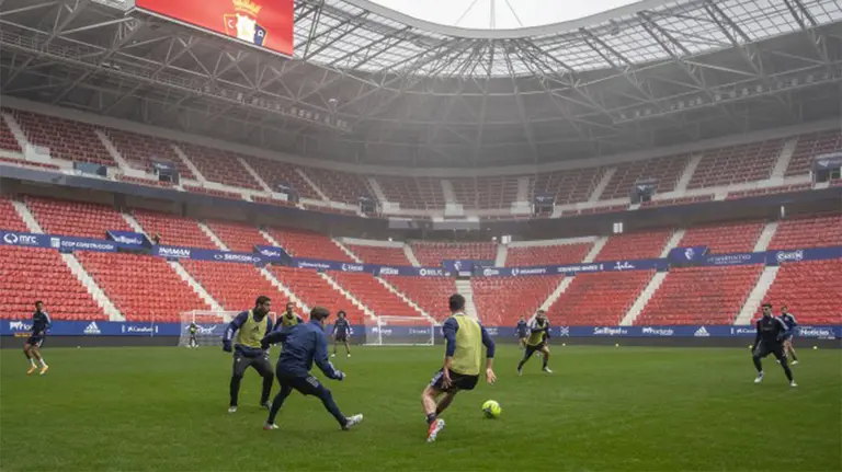 Entrenamiento de los jugadores 'rojillos' en el estadio de El Sadar. CA Osasuna.