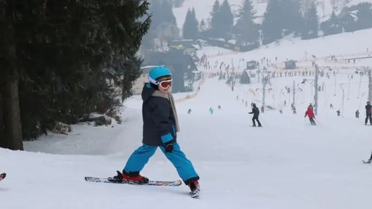 Un niño esquiando ARCHIVO