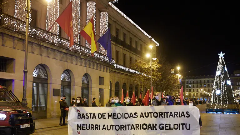 Manifestación contra las restricciones implantadas por la pandemia, convocada por el Consejo Socialista de Iruñerria bajo el lema 'Basta de medidas autoritarias'. IÑIGO ALZUGARAY